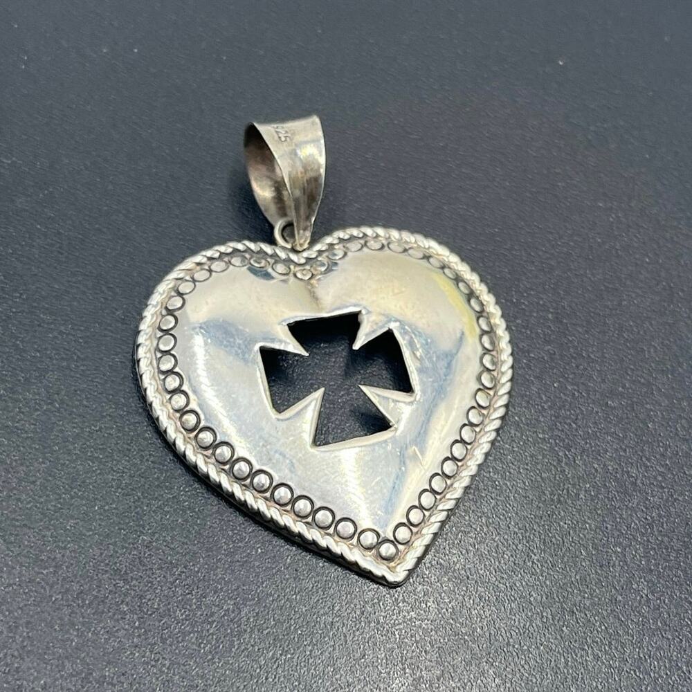 Vintage Sterling Silver Heart
Pendant with Cross Cutout 5.1g Beaded‎ Border
